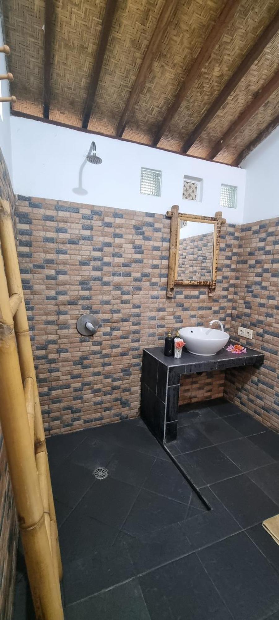 Buena Vibra & Villa, Ohia Ardi Beltza 3*